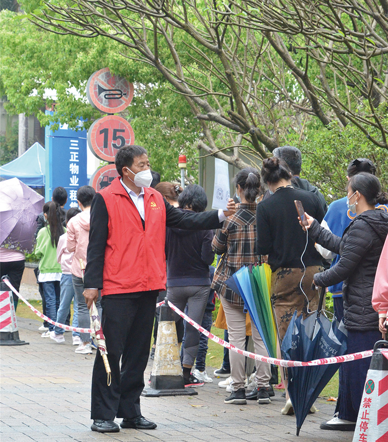 黨員志愿者協助核酸檢測 (3).jpg