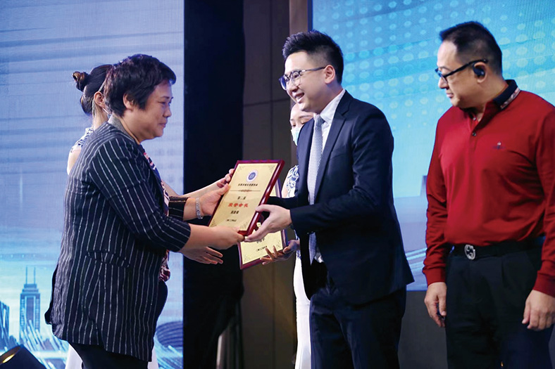 三正房地產(chǎn)公司總經(jīng)理莫永盛代表公司上臺接受當(dāng)選證書.jpg 三正房地產(chǎn)公司總經(jīng)理莫永盛代表公司上臺接受當(dāng)選證書.jpg